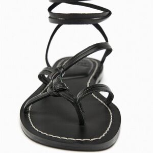 NWT ZARA BLACK LOW-HEELED STRAPPY SANDALS